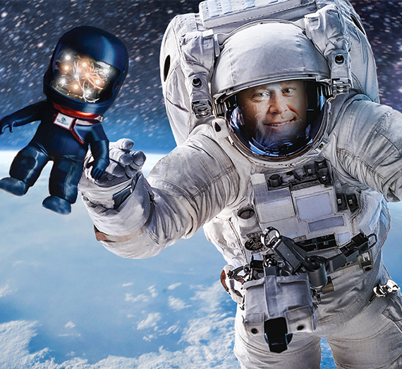 卒業帽とローブを着た女性が学位証を掲げて笑顔