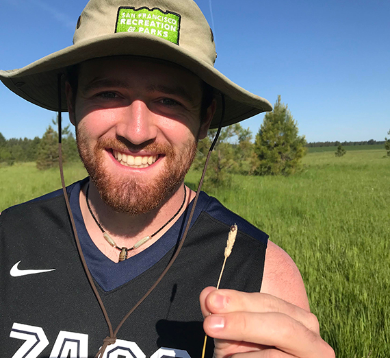 北西の湖からラボ研究用のサンプルを採取する学生たち。