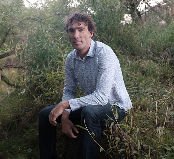 北西の湖からラボ研究用のサンプルを採取する学生たち。