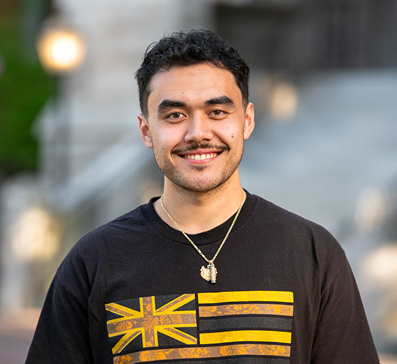 星の模様が入ったTシャツを着た女性が手すりに寄りかかる